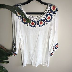 White top with crocheted neck and sleeve